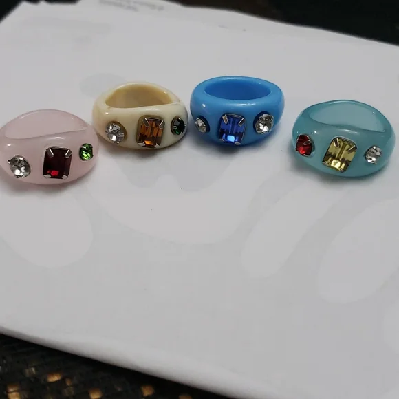 8 Plastic Costume Rings - Picture 6 of 10